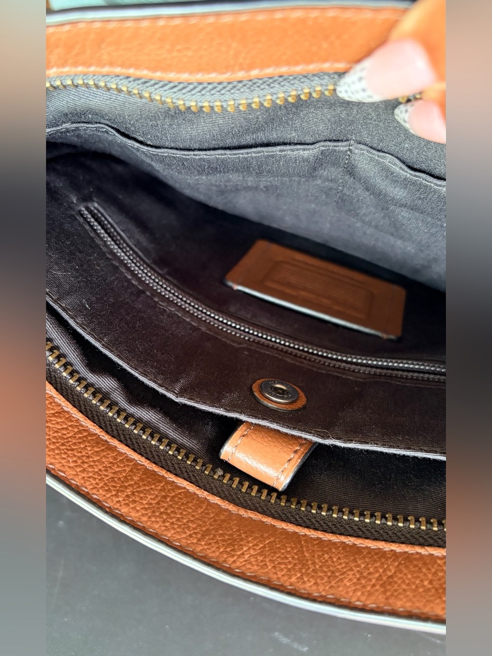 *pre-loved* COACH Charles Varsity Stripe
Crossbody Unisex Messenger
Bag Leather - Picture 3 of 8